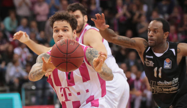 着冠军奖杯 着冠军奖杯